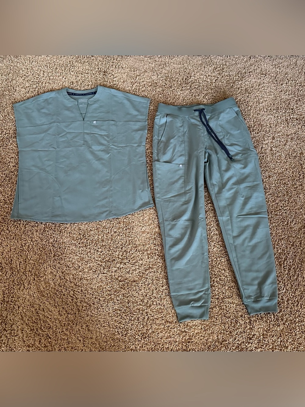 Fabletics Sage Scrub Set Medium